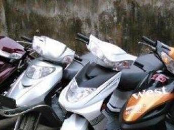 图 大量批发零售100cc 150cc各种进口品牌男女装踏板摩托车 主经营125CG 深圳摩托车